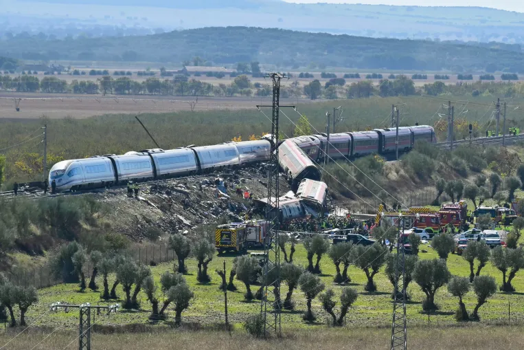 Nagyon-nagyon erős ütközés volt, négy-öt üléssornyit repültem – túlélők beszámolói a spanyol vonatbalesetről
