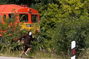 Megkezdik annak a vasútvonalnak a felújítását, ahol egy csigajelmezes férfi lefutotta a vonatot