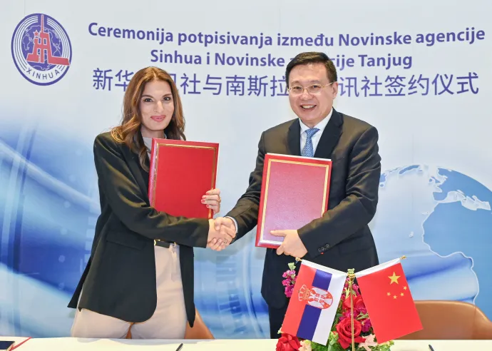 Manja Grčić, a szerb Tanjug hírügynökség vezérigazgatója és Fu Hua, a kínai Xinhua hírügynökség elnöke együttműködési megállapodást írnak alá a szerbiai Belgrádban, 2024. április 30-án – Fotó: Ren Pengfei / Xinhua News Agency
