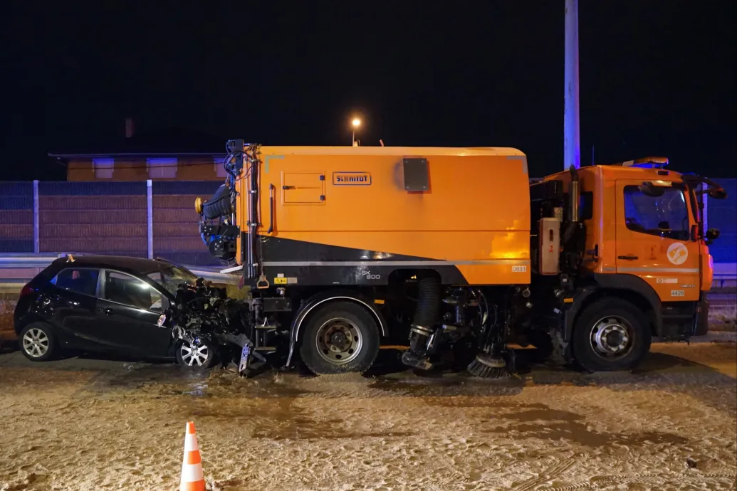 Személyautó ütközött úttisztító gépnek Kispesten, egy 34 éves nő meghalt