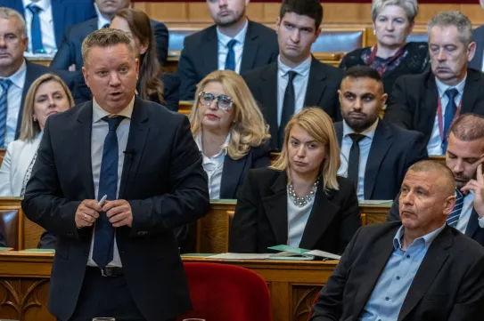2027-től eltörli a kormány a szolgálati járandóság bérplafonját, 2028-től szja-t sem kell utána fizetni