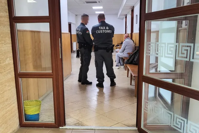 Elrendelte a győri bíróság a lélegeztetőgép-bizniszben érintett két gyanúsított letartóztatását, egyikük volt a kapcsolattartó a külügyminisztériummal