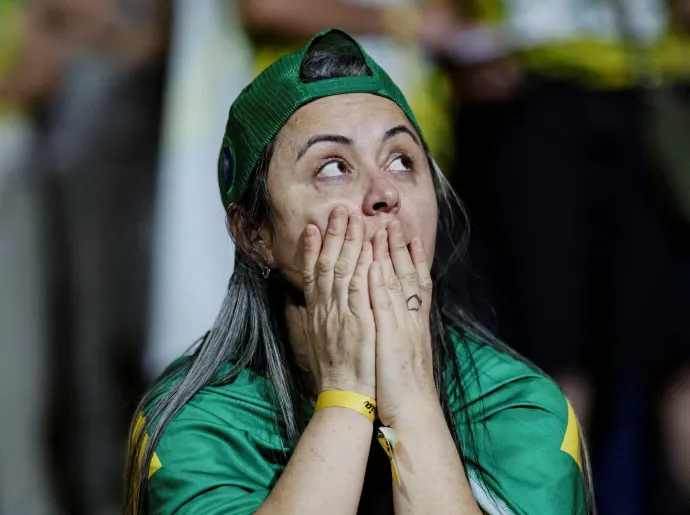 Flávio Bolsonaro egyik támogatójának reakciója a választás eredményeire 2026. október 25-én – Fotó: Mateus Bonomi / Reuters
