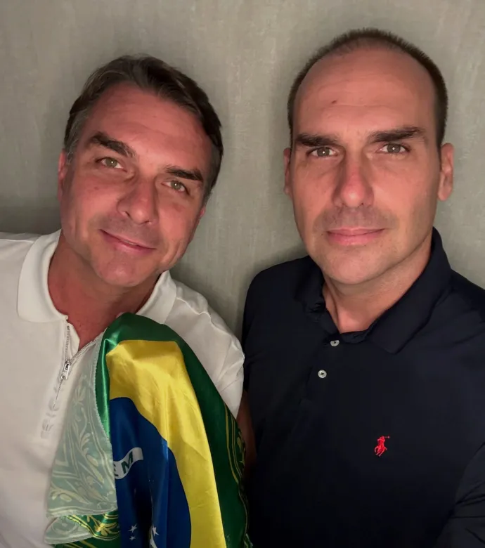 Flávio Bolsonaro és testvére, Eduardo Bolsonaro egy Instagramra feltöltött fotón 2026. október 28-án – Fotó: Eduardo Bolsonaro / Instagram / Reuters