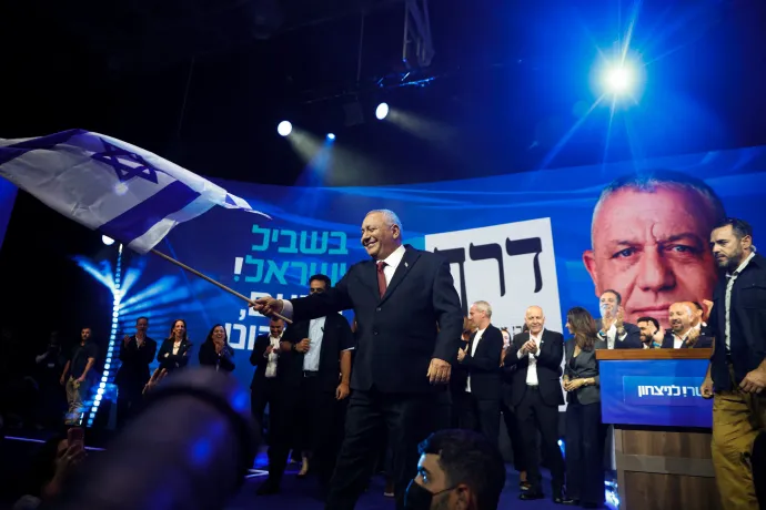 Gadi Ejzenkot, az Egyenesen (Jásár) párt vezetője, korábbi izraeli vezérkari főnök a parlamenti választásokat követő pártrendezvényen Tel-Avivban 2026. október 27-én – Fotó: Shir Torem / Reuters