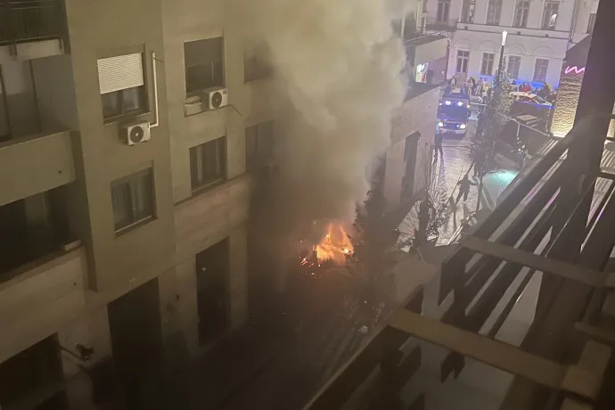 Kigyulladt egy épület a budapesti Kazinczy utcában
