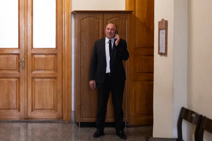 Boldog István telefonál a tárgyalás előtt – Fotó: Hevesi-Szabó Lujza / Telex