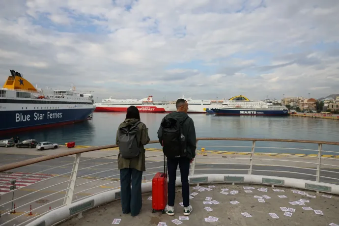 Kompokra várva Píreuszban, sztrájk közben – Fotó: Stelios Misinas / Reuters