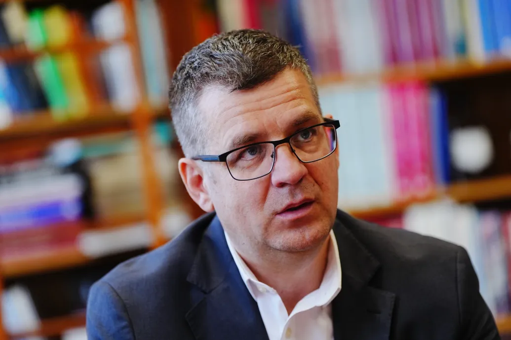 4,1 milliárdos vagyon két alapítványban, amit Seszták Miklós lánya ellenőriz, és a szálak az apja üzleti köréhez vezetnek