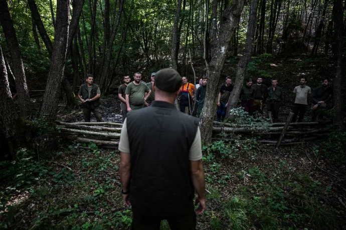 A Gömöri Vízőrzők nevű szervezet önkéntesek segítségével gátakat épít Ózd környékén a víz tájban tartása érdekében – Fotó: Mónus Márton / Rauters