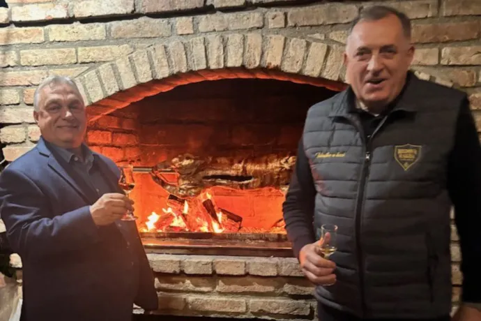 „Az igaz barátság örökre szól” – Orbán Viktor Milorad Dodiknál, a boszniai Szerb Köztársaság volt elnökénél járt, egymást átkarolva pálinkáztak a tűz mellett