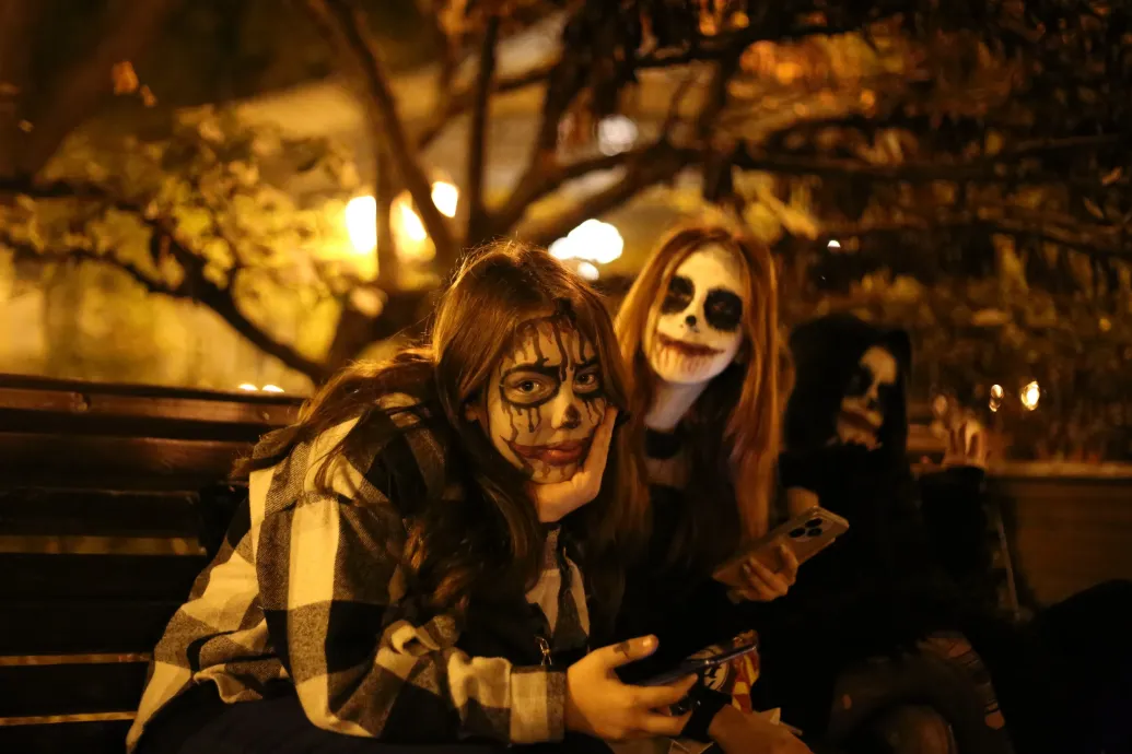 Hogyan fér bele ugyanabba a hétvégébe egy halloweenparti és a családi temetőlátogatás?