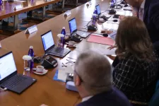 A köztisztviselők már rég rászabadították az AI-t az aktákra, az állam csak most próbál észbe kapni