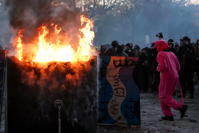 Egy jelmezes tüntető Párizsban – Fotó: Abdul Saboor / Reuters