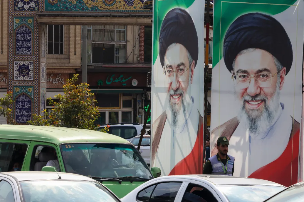 Irán legfelsőbb vezetője arra utasította a katonai vezetőket, hogy hatékony és földrajzi korlátozások nélküli lépéssel reagáljanak a támadásokra
